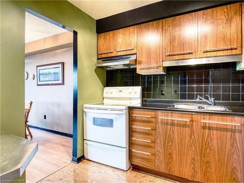 901-81 Scott Street, St. Catharines, ON - Indoor Photo Showing Kitchen