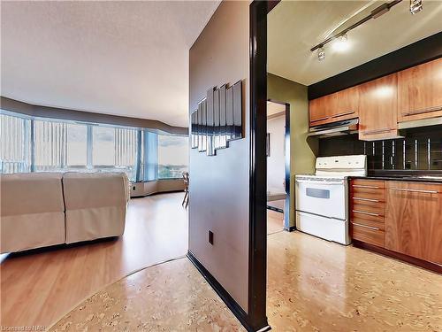 901-81 Scott Street, St. Catharines, ON - Indoor Photo Showing Kitchen