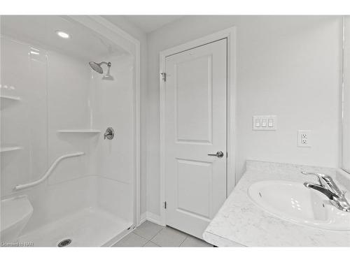 96 Bur Oak Drive, Thorold, ON - Indoor Photo Showing Bathroom