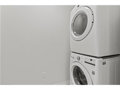 96 Bur Oak Drive, Thorold, ON - Indoor Photo Showing Laundry Room