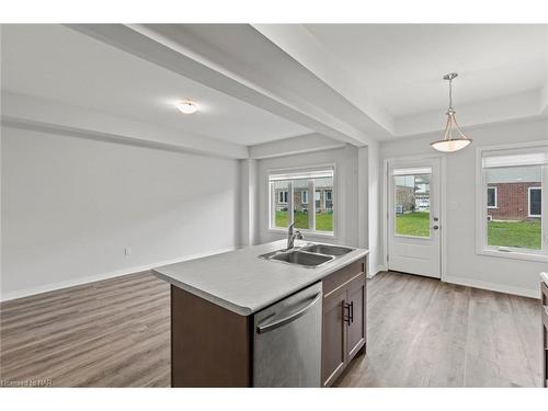 96 Bur Oak Drive, Thorold, ON - Indoor Photo Showing Kitchen With Double Sink