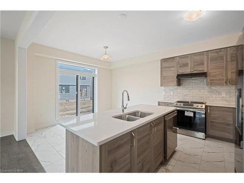 71 Sun Haven Lane, Thorold, ON - Indoor Photo Showing Kitchen With Double Sink