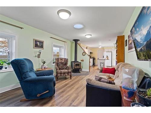 4872 Regional Road 20, West Lincoln, ON - Indoor Photo Showing Living Room