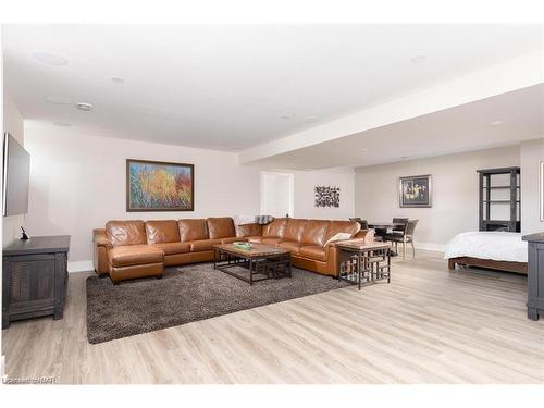 32 Breckenridge Boulevard, St. Catharines, ON - Indoor Photo Showing Living Room