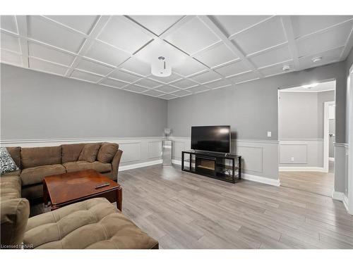 34 Angels Drive, St. Davids, ON - Indoor Photo Showing Living Room