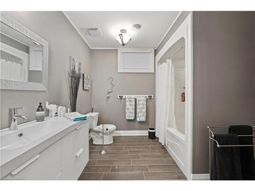 34 Angels Drive, St. Davids, ON - Indoor Photo Showing Bathroom