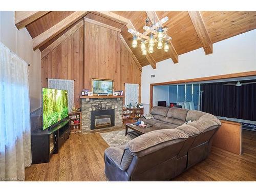 624 Daytona Drive, Fort Erie, ON - Indoor Photo Showing Living Room With Fireplace