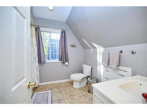 624 Daytona Drive, Fort Erie, ON - Indoor Photo Showing Bathroom