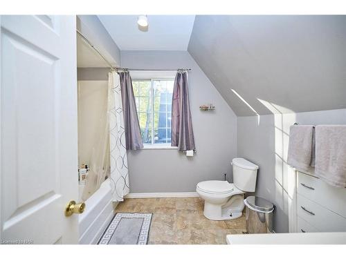 624 Daytona Drive, Fort Erie, ON - Indoor Photo Showing Bathroom