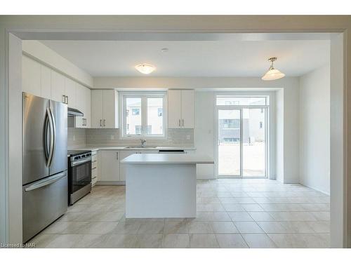 20 Brighton Lane, Thorold, ON - Indoor Photo Showing Kitchen With Stainless Steel Kitchen