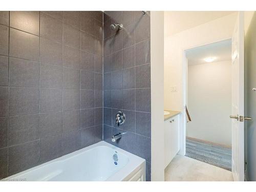 20 Brighton Lane, Thorold, ON - Indoor Photo Showing Bathroom