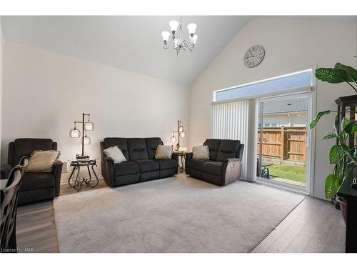 23 Cosmopolitan Common, St. Catharines, ON - Indoor Photo Showing Living Room