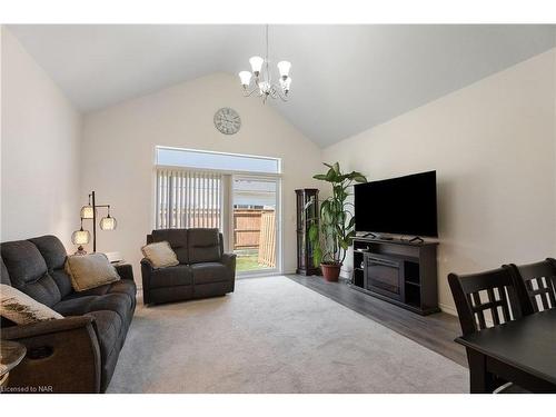 23 Cosmopolitan Common, St. Catharines, ON - Indoor Photo Showing Living Room