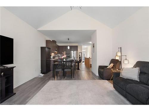 23 Cosmopolitan Common, St. Catharines, ON - Indoor Photo Showing Living Room