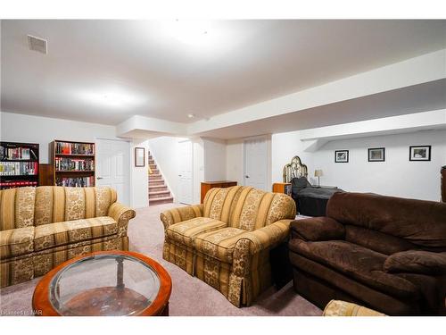 23 Cosmopolitan Common, St. Catharines, ON - Indoor Photo Showing Living Room