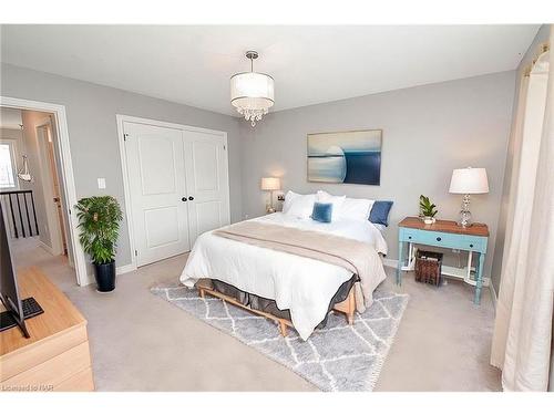 6030 Wiens Boulevard, Niagara Falls, ON - Indoor Photo Showing Bedroom