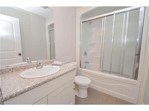 6030 Wiens Boulevard, Niagara Falls, ON - Indoor Photo Showing Bathroom