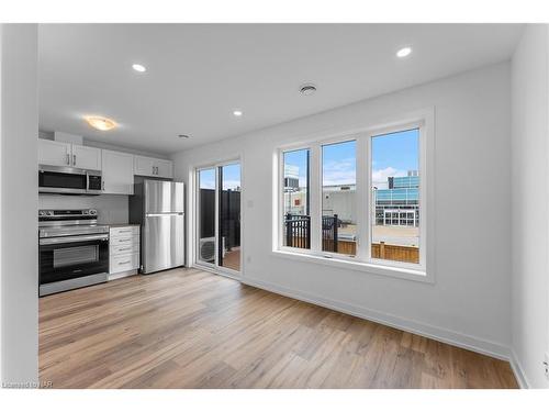 622-4263 Fourth Avenue, Niagara Falls, ON - Indoor Photo Showing Kitchen