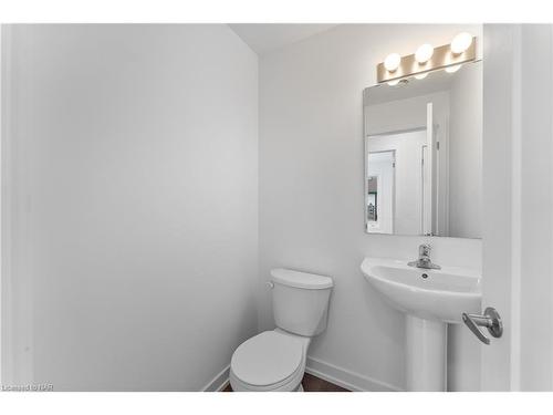 622-4263 Fourth Avenue, Niagara Falls, ON - Indoor Photo Showing Bathroom