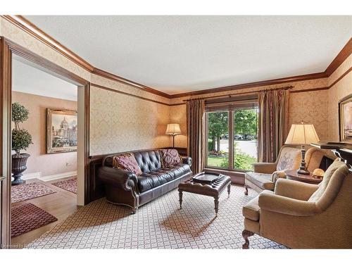 18 Park Court, Niagara-On-The-Lake, ON - Indoor Photo Showing Living Room