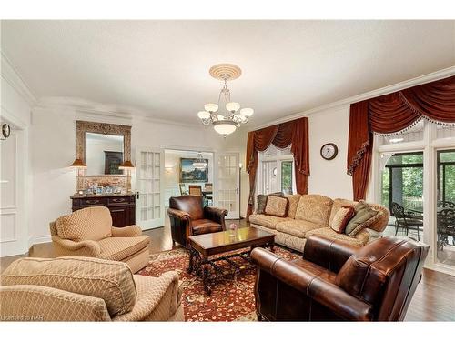 18 Park Court, Niagara-On-The-Lake, ON - Indoor Photo Showing Living Room