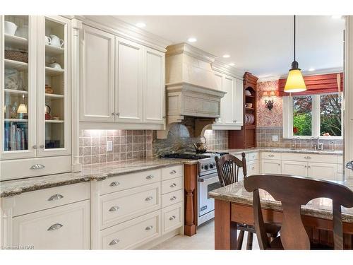 18 Park Court, Niagara-On-The-Lake, ON - Indoor Photo Showing Kitchen With Upgraded Kitchen