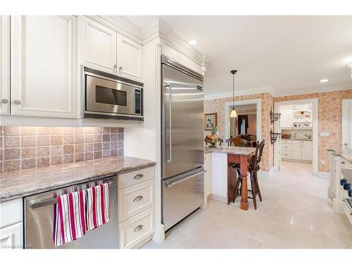 18 Park Court, Niagara-On-The-Lake, ON - Indoor Photo Showing Kitchen With Upgraded Kitchen