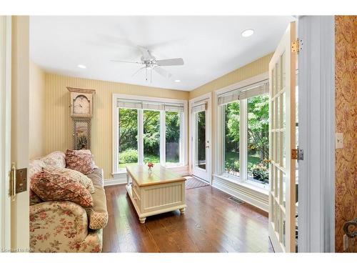 18 Park Court, Niagara-On-The-Lake, ON - Indoor Photo Showing Living Room