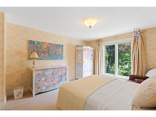 18 Park Court, Niagara-On-The-Lake, ON - Indoor Photo Showing Bedroom