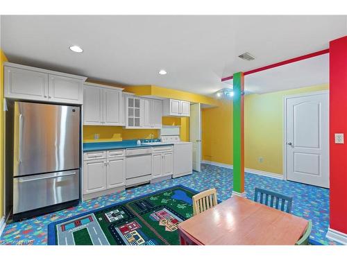 18 Park Court, Niagara-On-The-Lake, ON - Indoor Photo Showing Kitchen