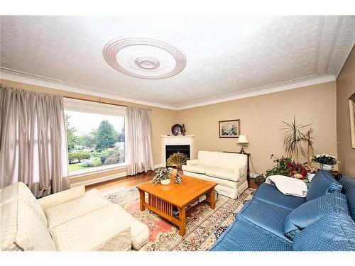 1340 Pelham Street Street, Pelham, ON - Indoor Photo Showing Living Room