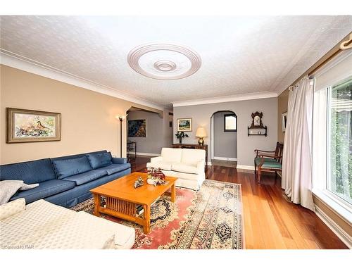 1340 Pelham Street Street, Pelham, ON - Indoor Photo Showing Living Room