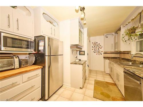 1340 Pelham Street Street, Pelham, ON - Indoor Photo Showing Kitchen With Double Sink