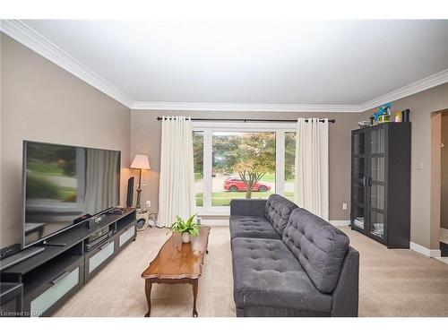 190 Price Avenue, Welland, ON - Indoor Photo Showing Living Room