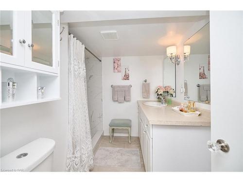 190 Price Avenue, Welland, ON - Indoor Photo Showing Bathroom