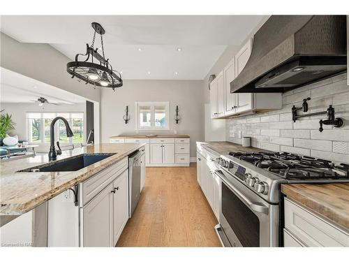 4692 Gilmore Road, Stevensville, ON - Indoor Photo Showing Kitchen With Upgraded Kitchen