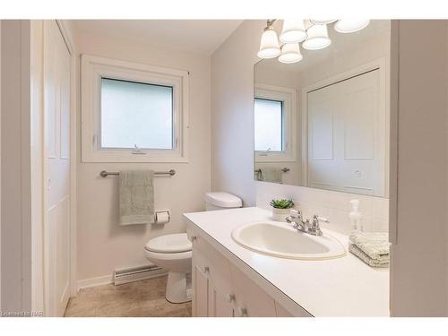 7 Surrey Place, St. Catharines, ON - Indoor Photo Showing Bathroom