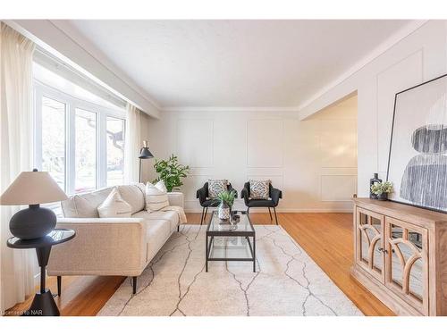 7 Surrey Place, St. Catharines, ON - Indoor Photo Showing Living Room