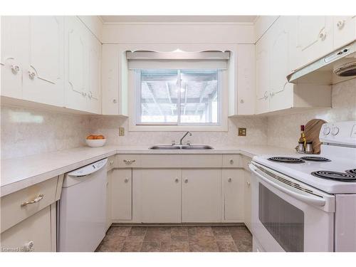 7 Surrey Place, St. Catharines, ON - Indoor Photo Showing Kitchen With Double Sink