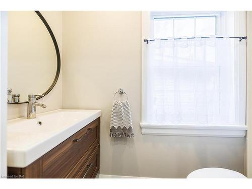 364 Oxford Avenue, Crystal Beach, ON - Indoor Photo Showing Bathroom