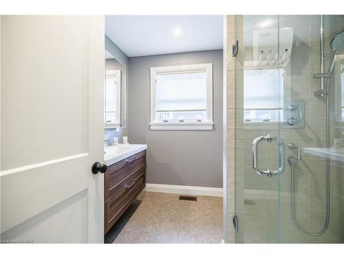 364 Oxford Avenue, Crystal Beach, ON - Indoor Photo Showing Bathroom