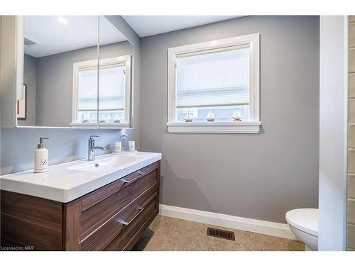 364 Oxford Avenue, Crystal Beach, ON - Indoor Photo Showing Bathroom