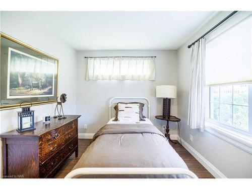 364 Oxford Avenue, Crystal Beach, ON - Indoor Photo Showing Bedroom