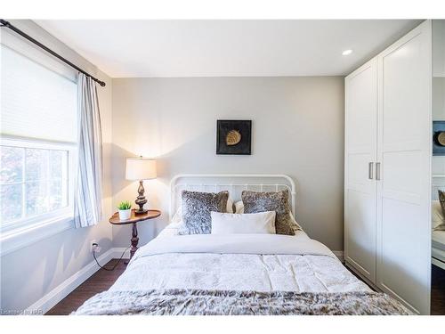 364 Oxford Avenue, Crystal Beach, ON - Indoor Photo Showing Bedroom