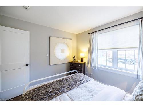 364 Oxford Avenue, Crystal Beach, ON - Indoor Photo Showing Bedroom