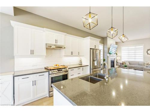 3585 Canfield Crescent, Stevensville, ON - Indoor Photo Showing Kitchen With Double Sink With Upgraded Kitchen