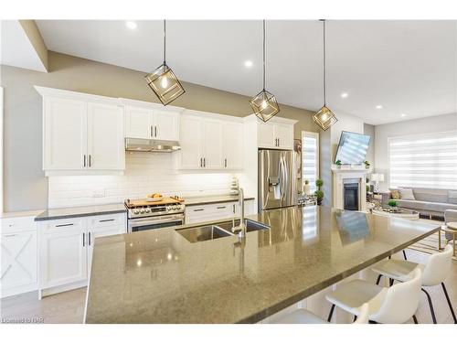 3585 Canfield Crescent, Stevensville, ON - Indoor Photo Showing Kitchen With Double Sink With Upgraded Kitchen