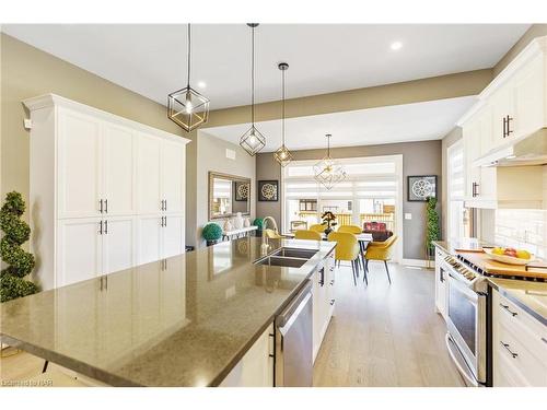 3585 Canfield Crescent, Stevensville, ON - Indoor Photo Showing Kitchen With Double Sink With Upgraded Kitchen