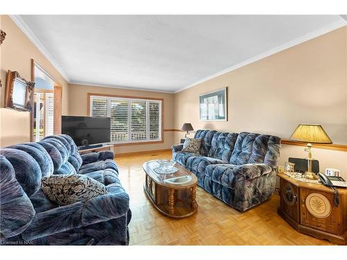 7737 Mount Carmel Boulevard, Niagara Falls, ON - Indoor Photo Showing Living Room