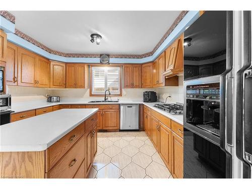 7737 Mount Carmel Boulevard, Niagara Falls, ON - Indoor Photo Showing Kitchen